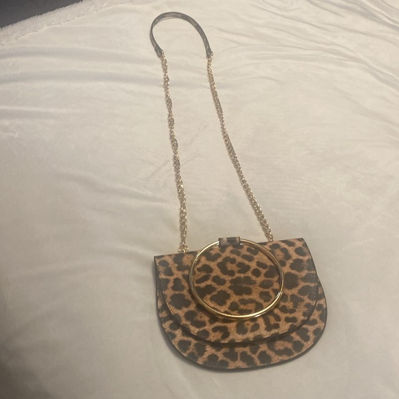 Trouvé leopard print small crossbody with gold chain. - Picture 5 of 10